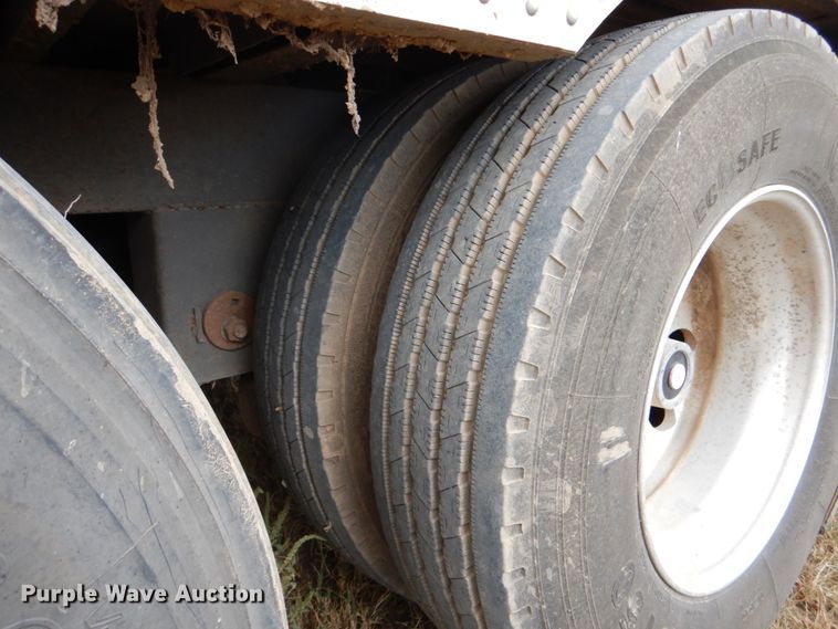 image for item DJ0752 2003 Merritt Gold Line livestock trailer