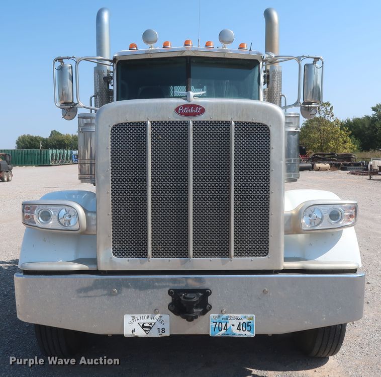 image for item DJ1752 2015 Peterbilt 389  semi truck