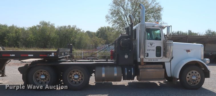 image for item DJ1752 2015 Peterbilt 389  semi truck