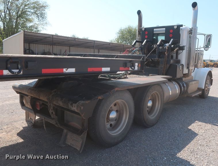 image for item DJ1752 2015 Peterbilt 389  semi truck