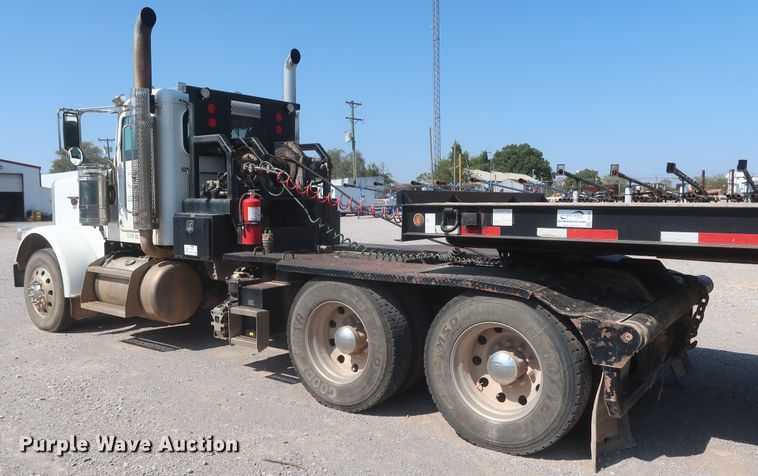 image for item DJ1752 2015 Peterbilt 389  semi truck