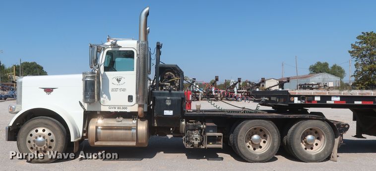 image for item DJ1752 2015 Peterbilt 389  semi truck