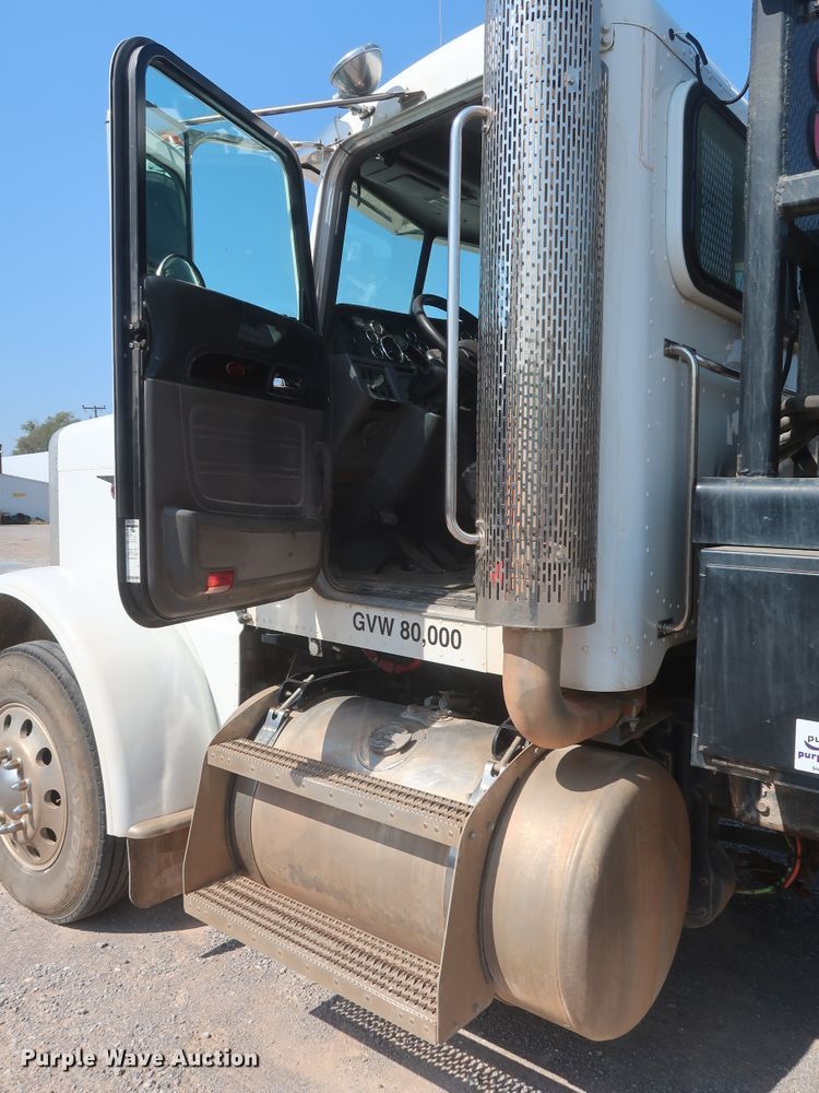 image for item DJ1752 2015 Peterbilt 389  semi truck