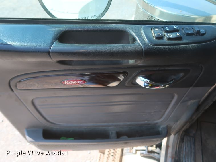 image for item DJ1752 2015 Peterbilt 389  semi truck