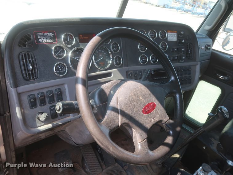 image for item DJ1752 2015 Peterbilt 389  semi truck