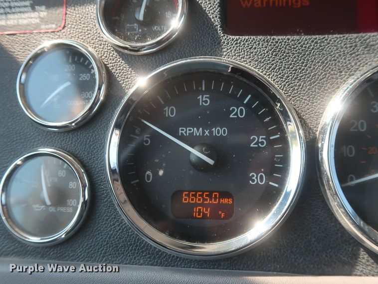 image for item DJ1752 2015 Peterbilt 389  semi truck