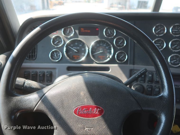 image for item DJ1752 2015 Peterbilt 389  semi truck