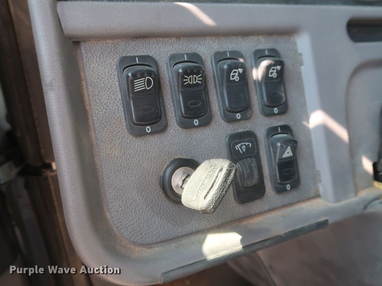 image for item DJ1752 2015 Peterbilt 389  semi truck