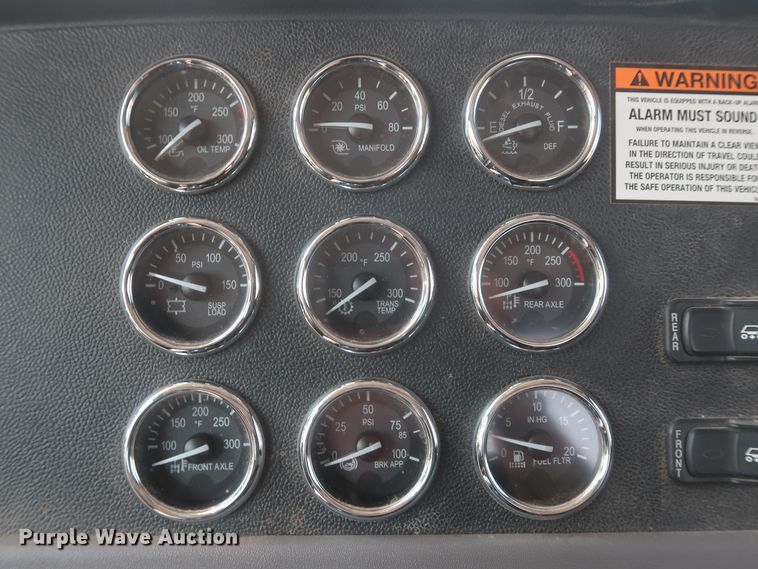 image for item DJ1752 2015 Peterbilt 389  semi truck