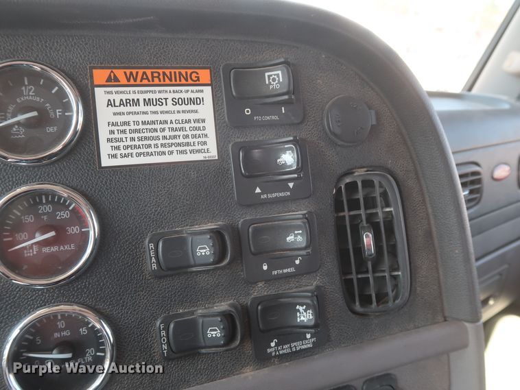 image for item DJ1752 2015 Peterbilt 389  semi truck