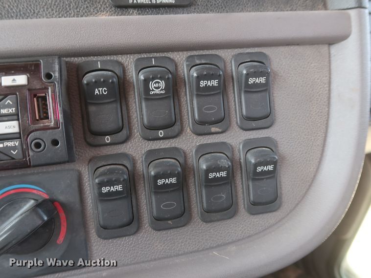 image for item DJ1752 2015 Peterbilt 389  semi truck