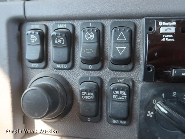 image for item DJ1752 2015 Peterbilt 389  semi truck