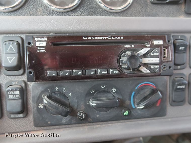 image for item DJ1752 2015 Peterbilt 389  semi truck