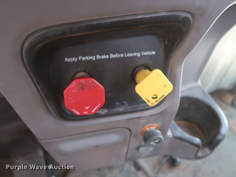 image for item DJ1752 2015 Peterbilt 389  semi truck