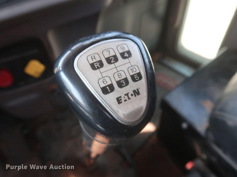 image for item DJ1752 2015 Peterbilt 389  semi truck