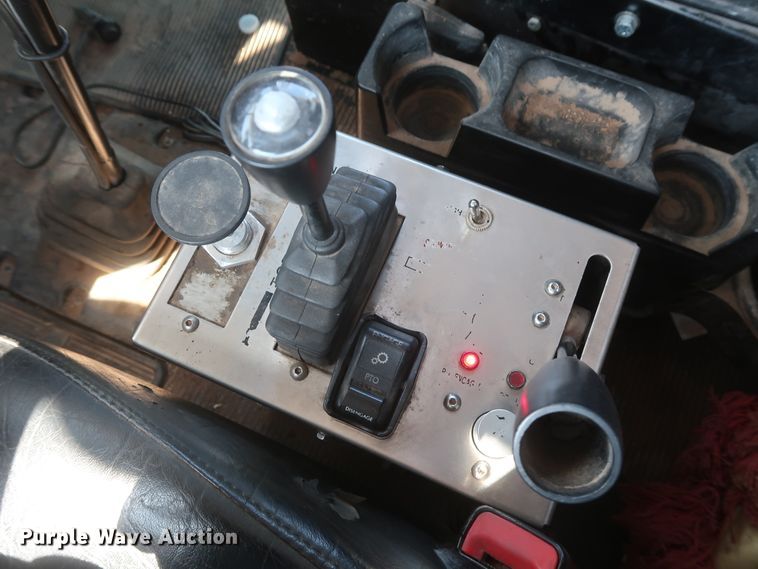 image for item DJ1752 2015 Peterbilt 389  semi truck