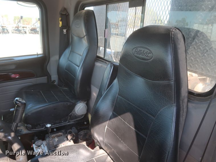 image for item DJ1752 2015 Peterbilt 389  semi truck