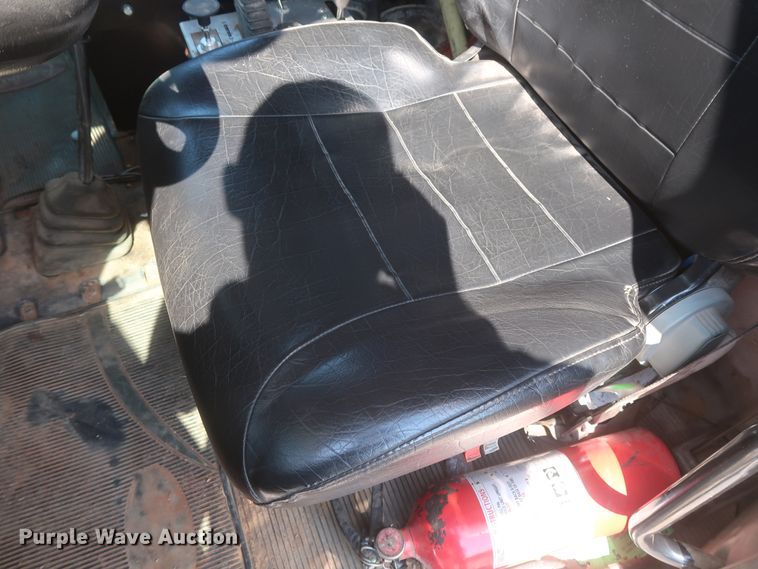 image for item DJ1752 2015 Peterbilt 389  semi truck