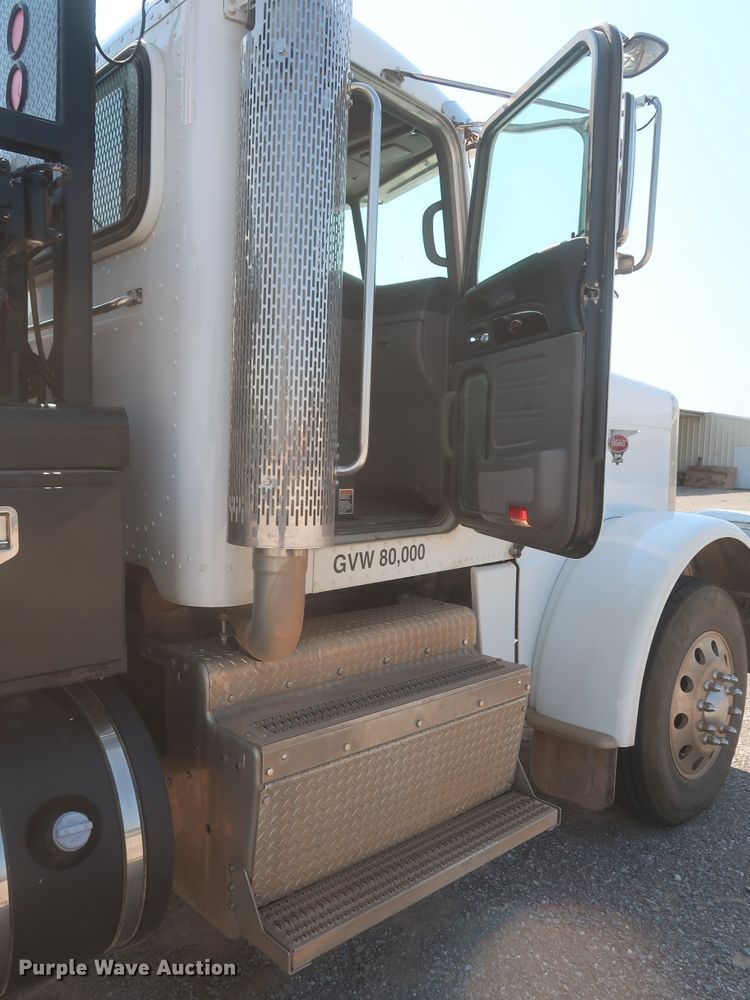image for item DJ1752 2015 Peterbilt 389  semi truck