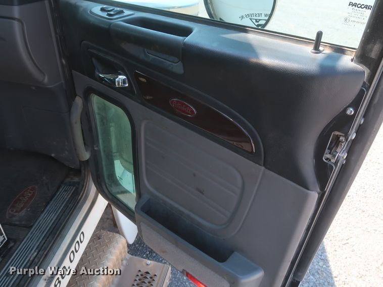 image for item DJ1752 2015 Peterbilt 389  semi truck