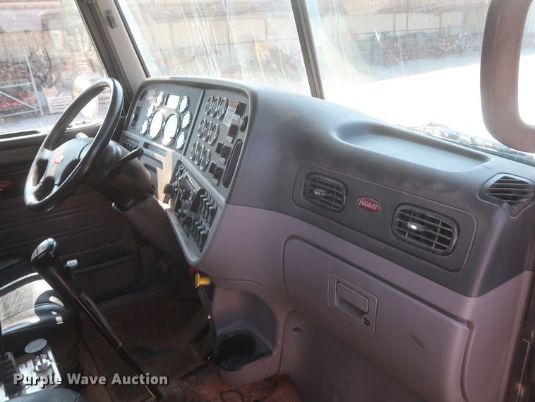 image for item DJ1752 2015 Peterbilt 389  semi truck