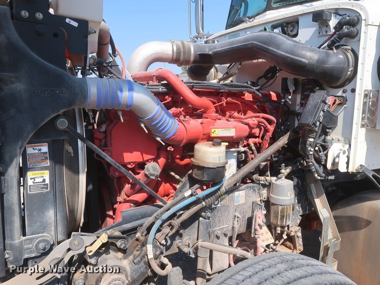 image for item DJ1752 2015 Peterbilt 389  semi truck