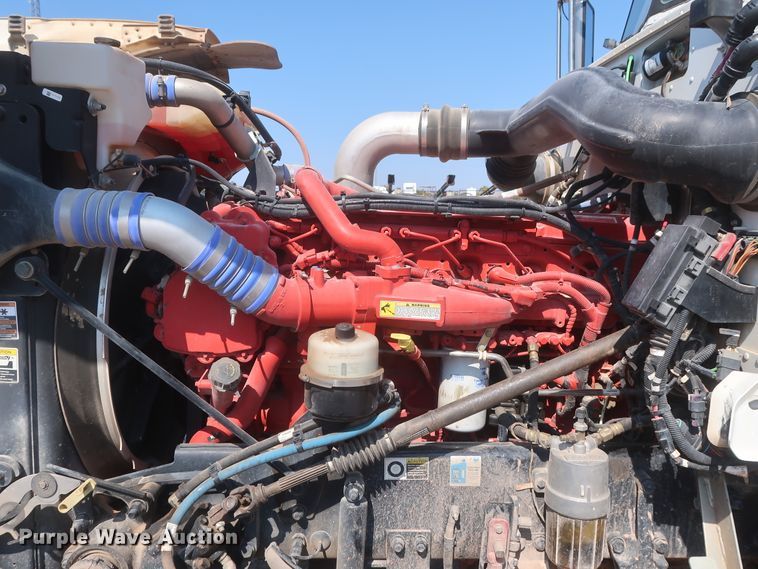 image for item DJ1752 2015 Peterbilt 389  semi truck