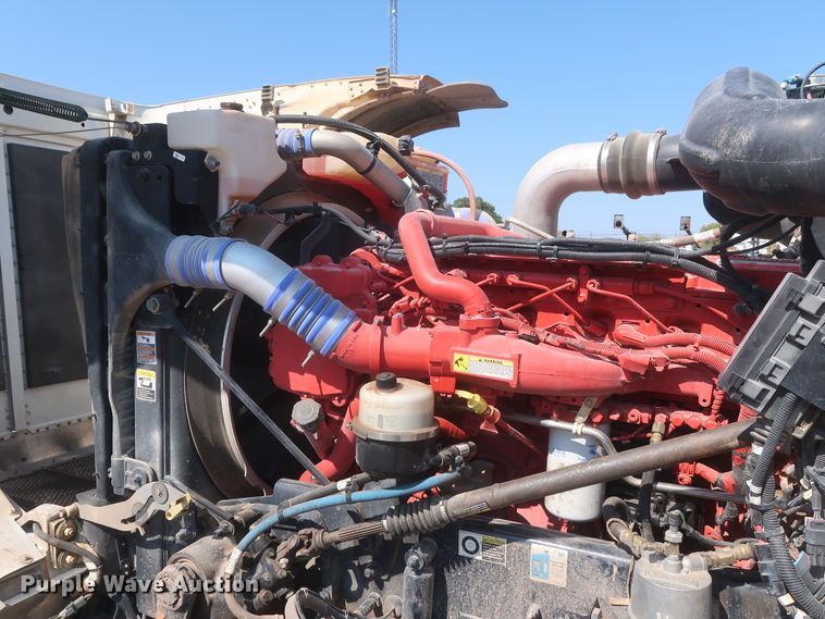 image for item DJ1752 2015 Peterbilt 389  semi truck