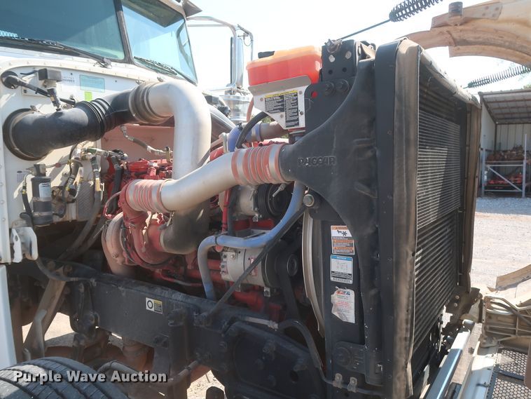 image for item DJ1752 2015 Peterbilt 389  semi truck