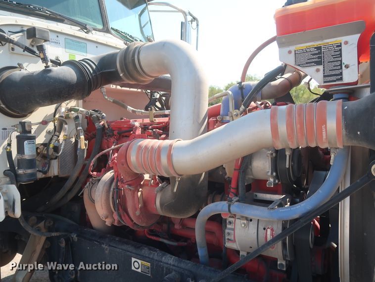 image for item DJ1752 2015 Peterbilt 389  semi truck