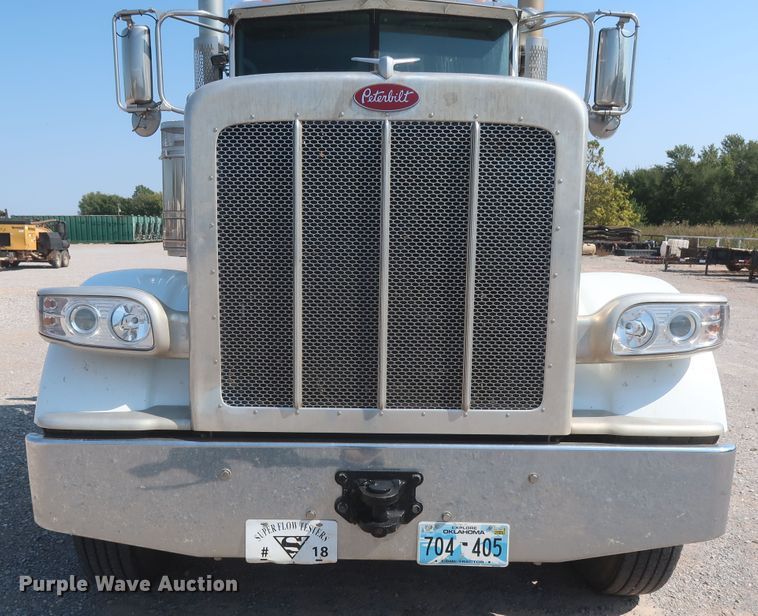 image for item DJ1752 2015 Peterbilt 389  semi truck