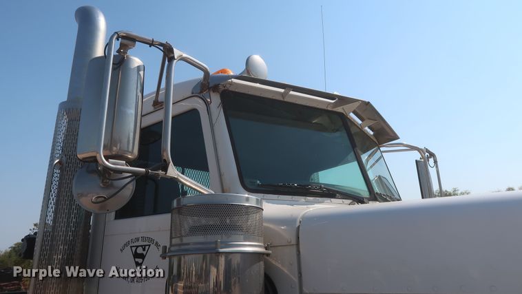 image for item DJ1752 2015 Peterbilt 389  semi truck