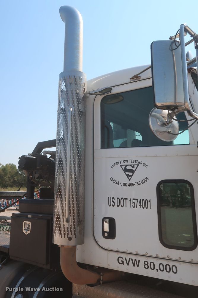 image for item DJ1752 2015 Peterbilt 389  semi truck