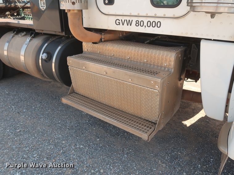 image for item DJ1752 2015 Peterbilt 389  semi truck