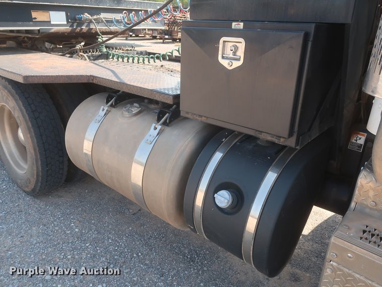 image for item DJ1752 2015 Peterbilt 389  semi truck