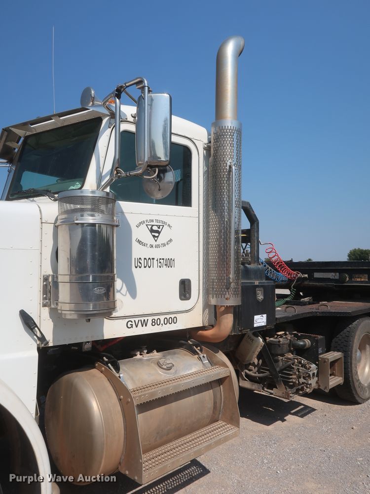 image for item DJ1752 2015 Peterbilt 389  semi truck