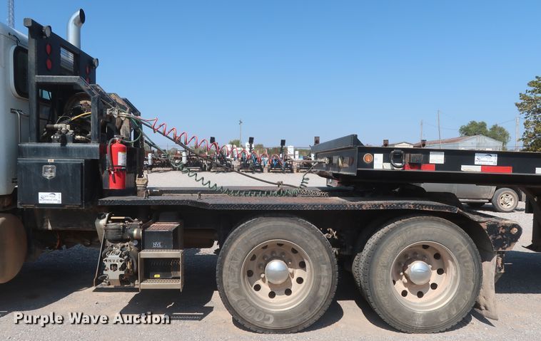 image for item DJ1752 2015 Peterbilt 389  semi truck