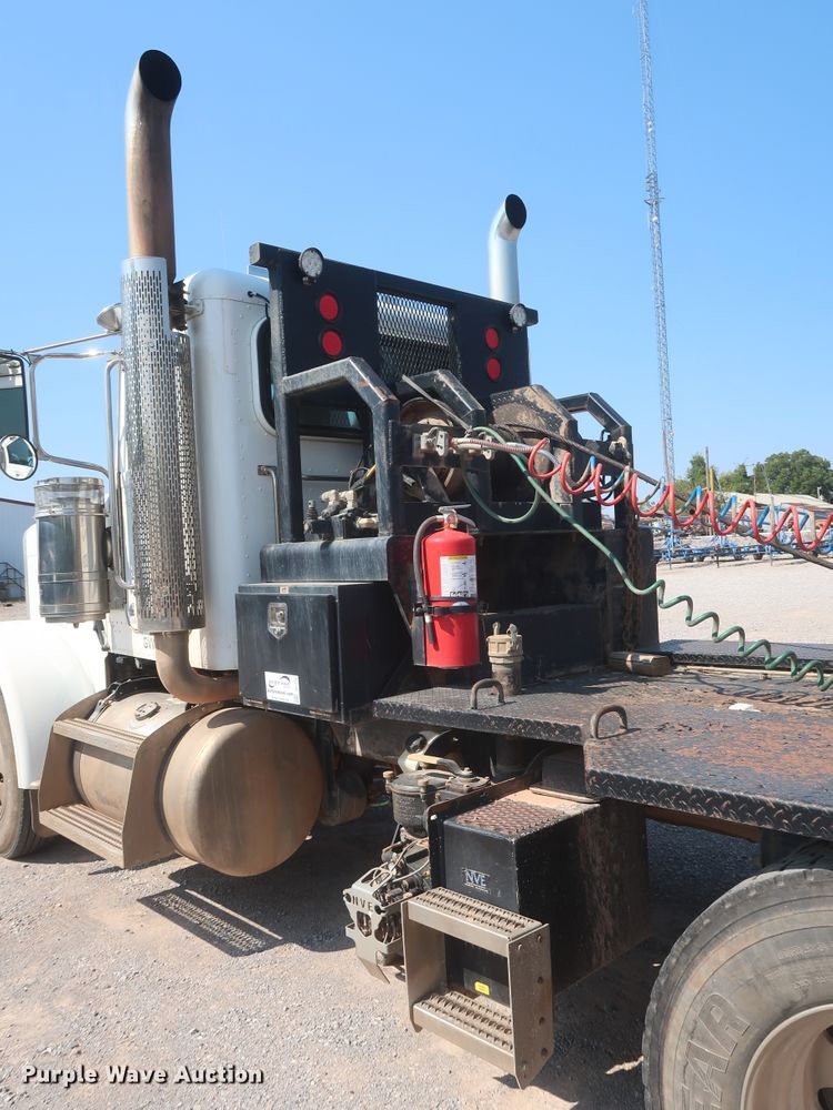 image for item DJ1752 2015 Peterbilt 389  semi truck