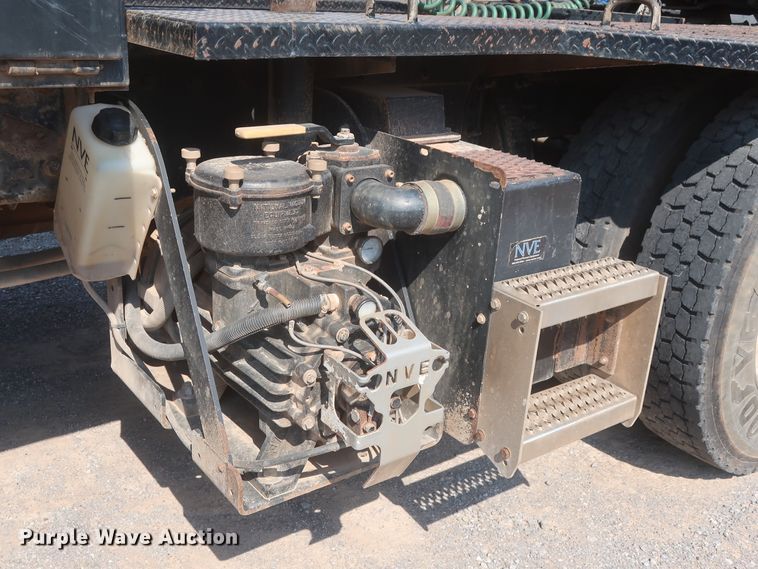 image for item DJ1752 2015 Peterbilt 389  semi truck