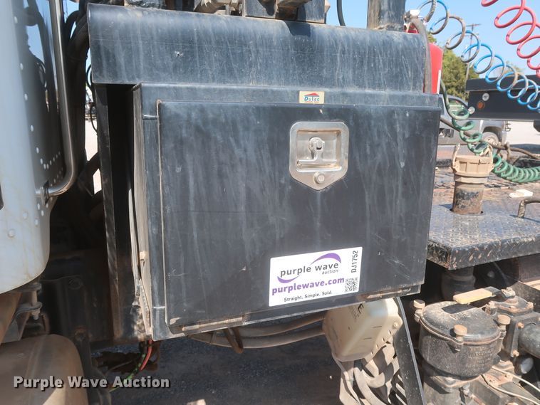 image for item DJ1752 2015 Peterbilt 389  semi truck