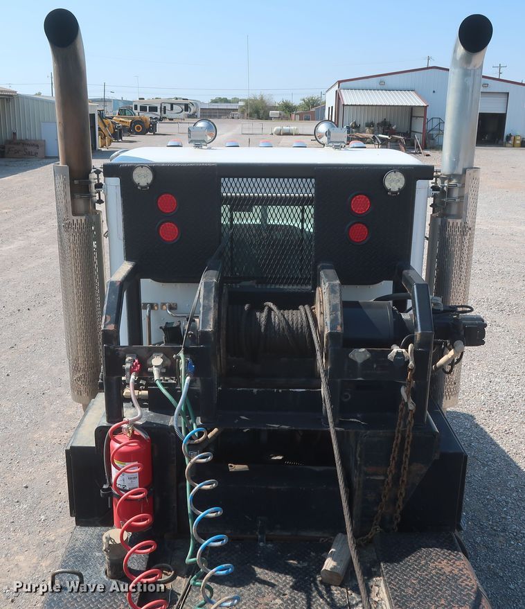 image for item DJ1752 2015 Peterbilt 389  semi truck