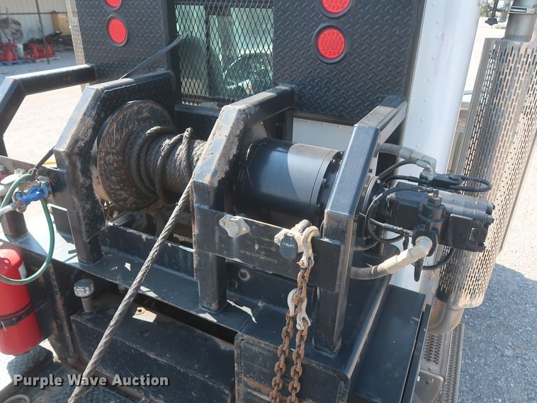 image for item DJ1752 2015 Peterbilt 389  semi truck