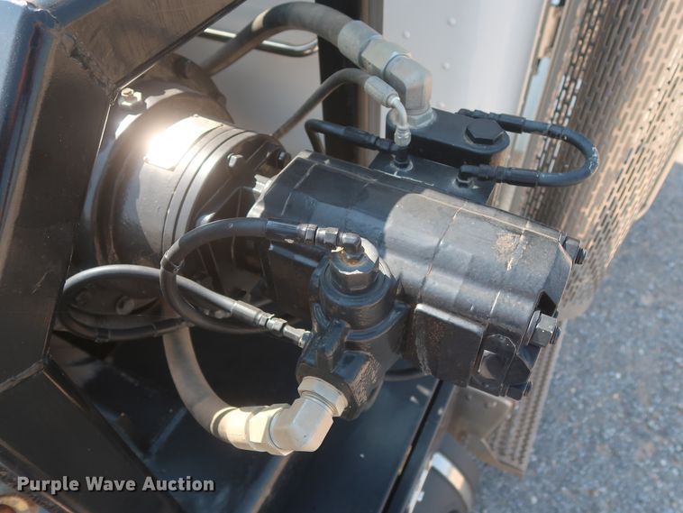 image for item DJ1752 2015 Peterbilt 389  semi truck