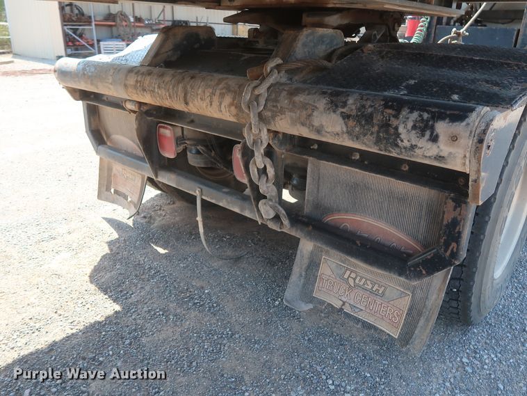 image for item DJ1752 2015 Peterbilt 389  semi truck