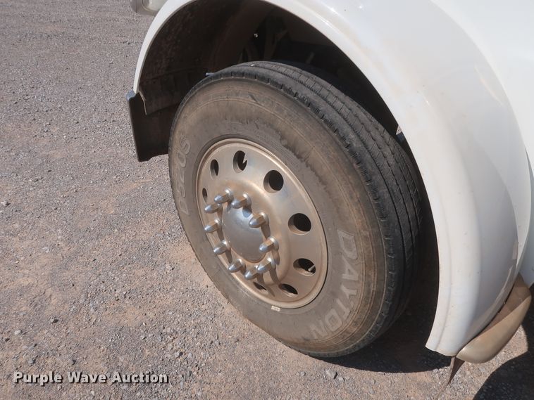 image for item DJ1752 2015 Peterbilt 389  semi truck