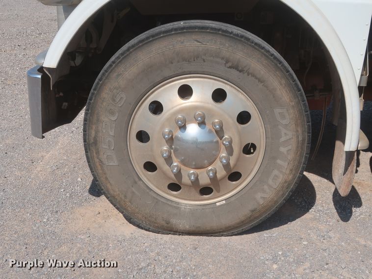 image for item DJ1752 2015 Peterbilt 389  semi truck