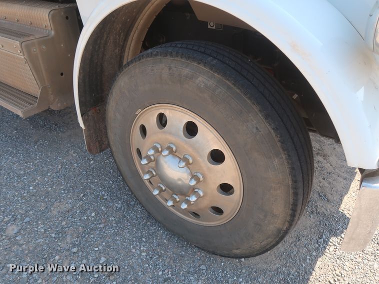 image for item DJ1752 2015 Peterbilt 389  semi truck