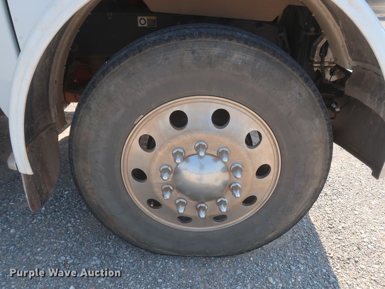 image for item DJ1752 2015 Peterbilt 389  semi truck