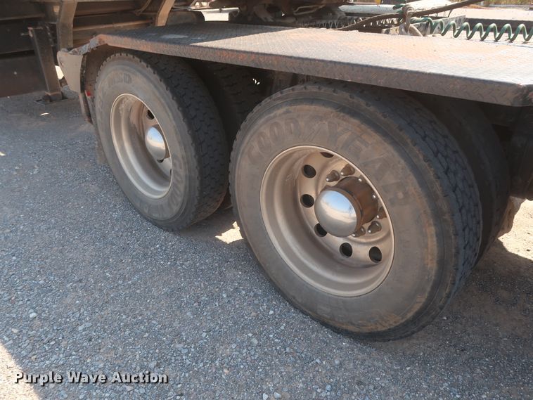 image for item DJ1752 2015 Peterbilt 389  semi truck