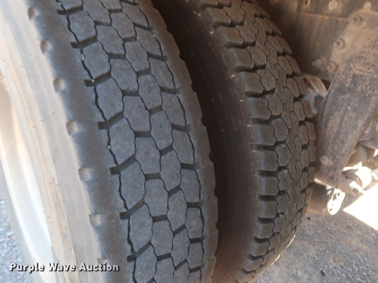 image for item DJ1752 2015 Peterbilt 389  semi truck